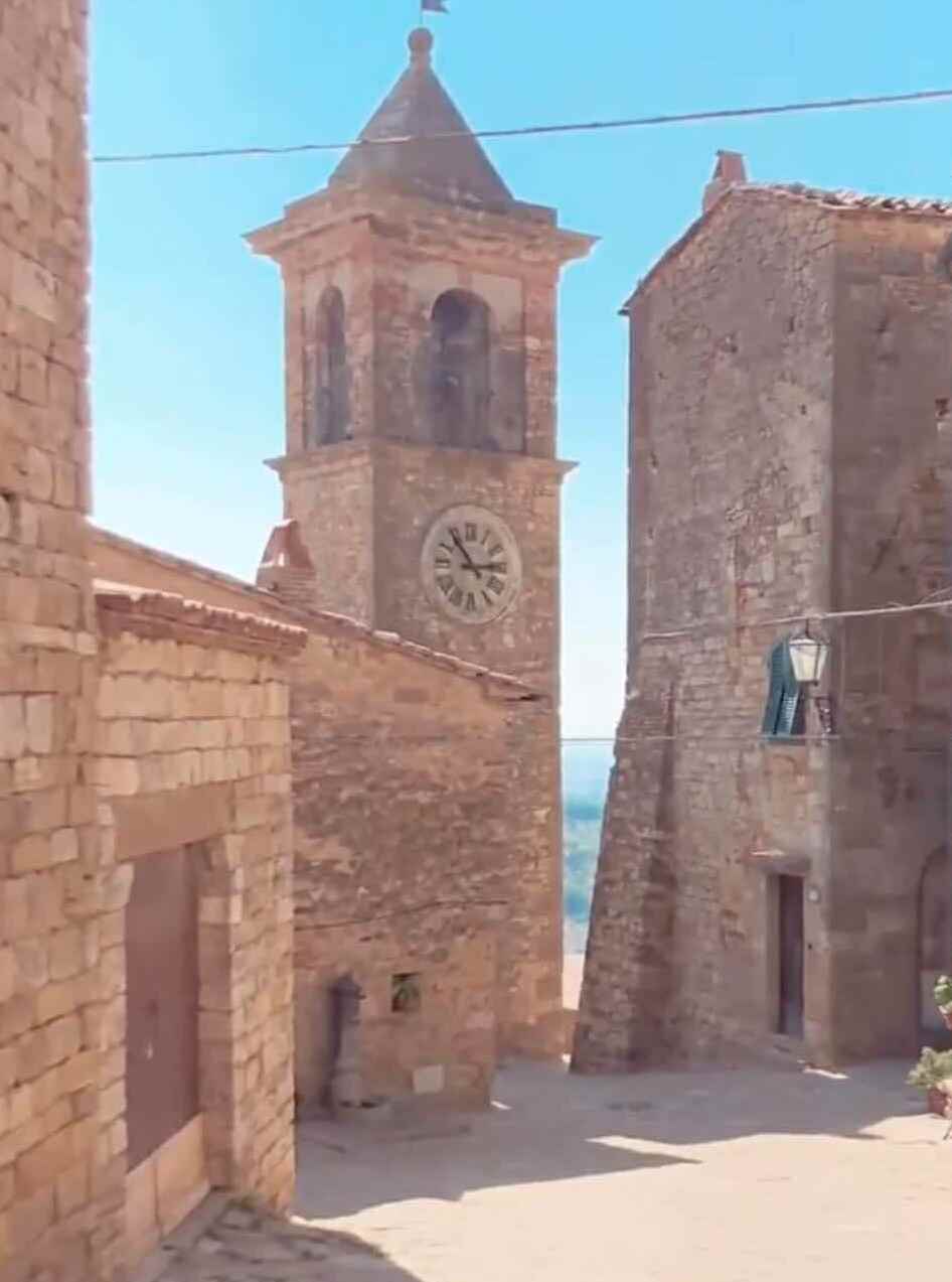 Scorcio del borgo medievale di Casale Marittimo con stradine e case in pietra
