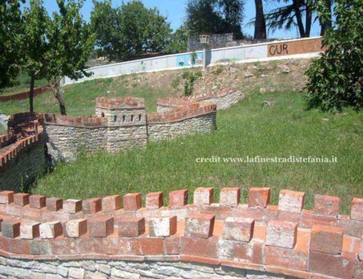 Installazione di arte contemporanea tra le vigne del Castello di Ama