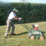 Arieggiatura del prato con arieggiatore per eliminare muschio ed erbacce