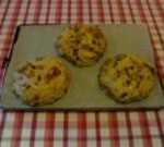 Foto di panetti di Pan co' Santi toscano appena sfornati con croce incisa e superficie dorata.