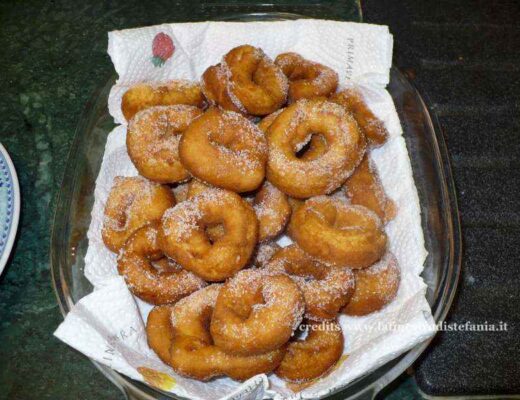 Ciambelle di Carnevale fritte e zuccherate