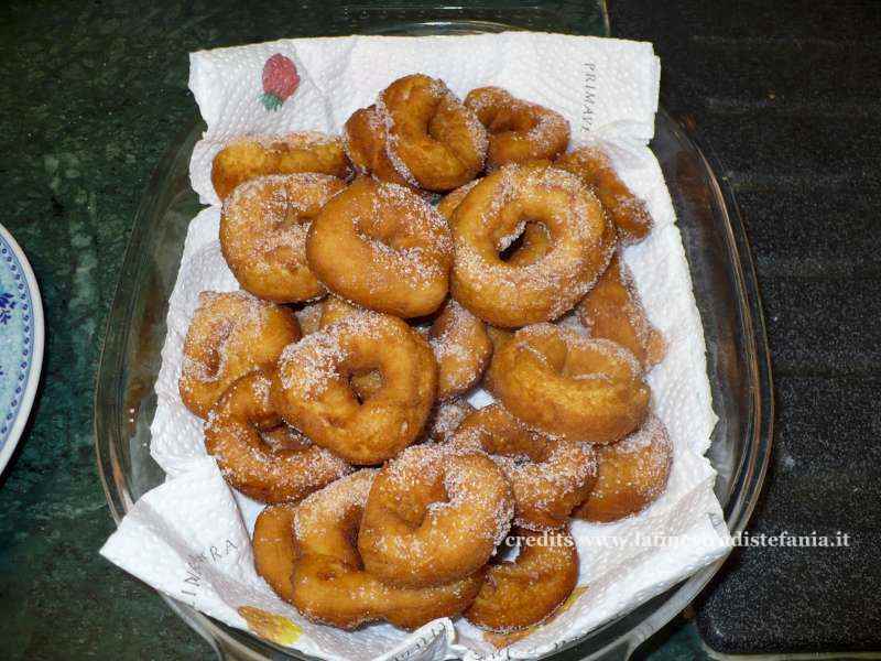 Ciambelle di Carnevale fritte e zuccherate