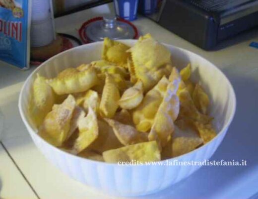Cenci di Carnevale fritti spolverati di zucchero