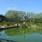 Veduta della Fontana dell'Oceano nell'Isola del Giardino di Boboli a Firenze circondata da siepi e agrumi.