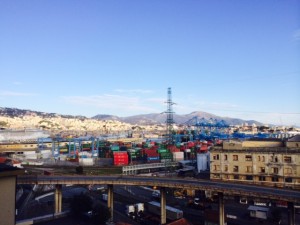veduta-del-porto-di-Genova-con-i-container