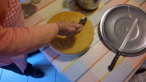 come spalmare la farcia sulla torta