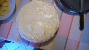 spalmare la crema su un dolce immagini