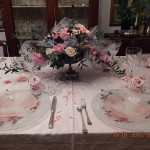 centrotavola con rose e apparecchiatura romantica