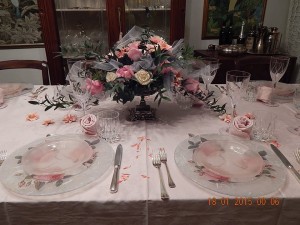 centrotavola con rose e apparecchiatura romantica