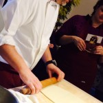 stendere l'impasto della focaccia