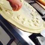 guarnire la focaccia con lo stracchino