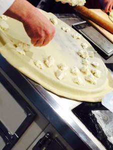 guarnire la focaccia con lo stracchino