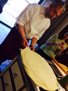 chiudere la focaccia con la sfoglia