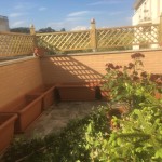 mettere i vasi e i sottovasi lungo il perimetro del terrazzo