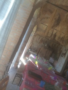 apparecchiare un tavolo stile country