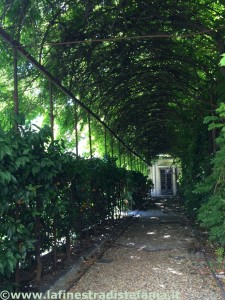 ombrario in giardino