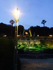 il giardino della villa di Pinocchio in notturna