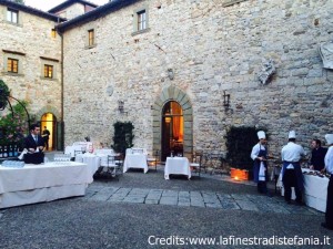 Il chiostro con ristorante del Castello di Spaltenna