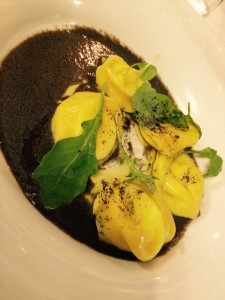 tortelli ripieni di ricotta con salsa allle trombette di morto e olive nere