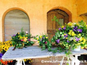 Ideas for setting up a long table with flowers, idee per allestire con i fiori un tavolo lungo,