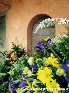 addobbi floreali gialli e blu, Yellow and blue floral decorations