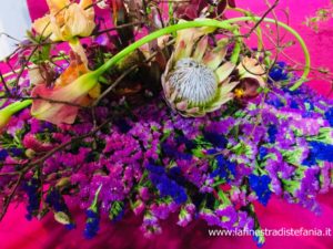 arrangement floral pour la table avec des centres de table aux couleurs vives, floral arrangement for the table with centerpieces in bright colors