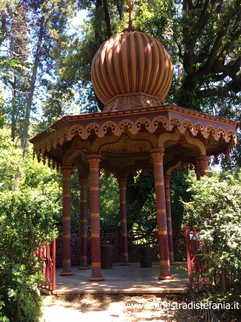 gazebo-in-legno-decorato.jpg