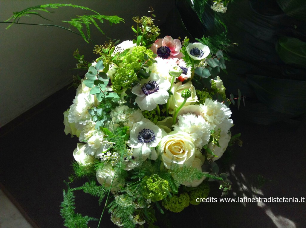 bouquet-di-anemoni-e-fiori-bianchi.jpg