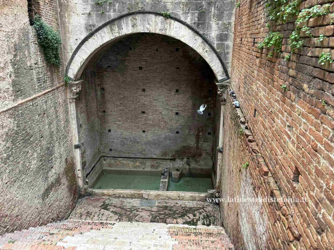 Riflessi d'acqua su una fonte monumentale - Evento "Siena Incanta" 2026