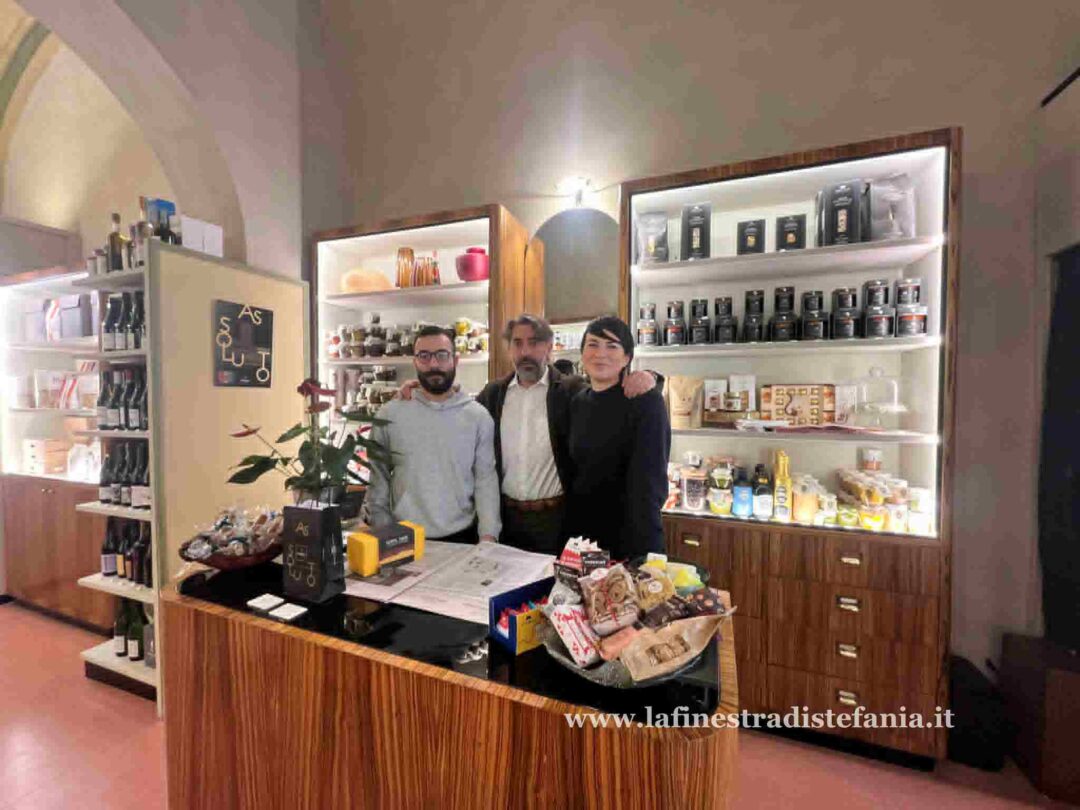 Interno dell'Antica Corsetteria Arezzo con arredi d'epoca e prodotti gastronomici di lusso.