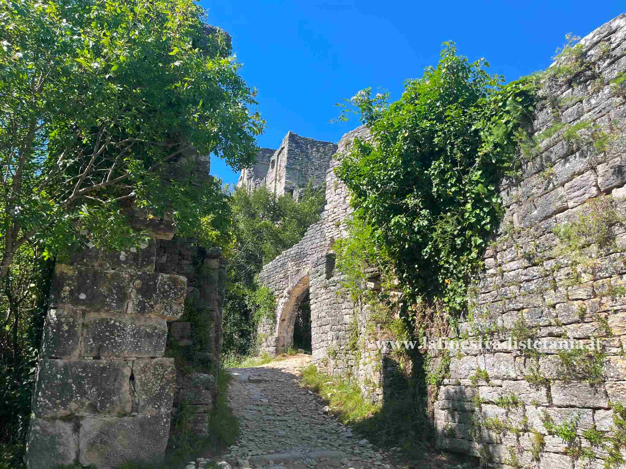 vigrad (Duecastelli) è un suggestivo borgo medievale abbandonato situato nel cuore dell'Istria, a breve distanza da Canfanaro (Kanfanar).