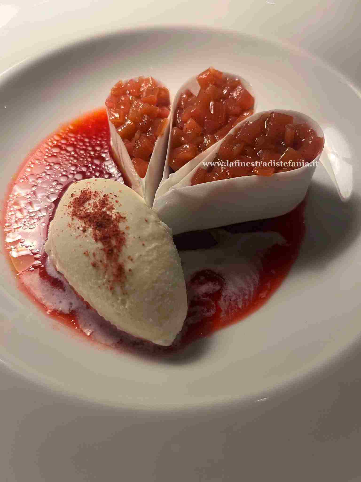 dolce con meringa e fragole