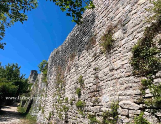 Veduta delle rovine medievali di Dvigrad in Croazia circondate dalla foresta dell Istria