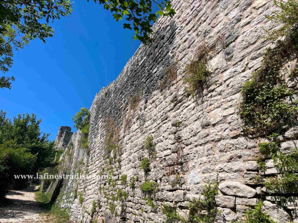 Veduta delle rovine medievali di Dvigrad in Croazia circondate dalla foresta dell Istria
