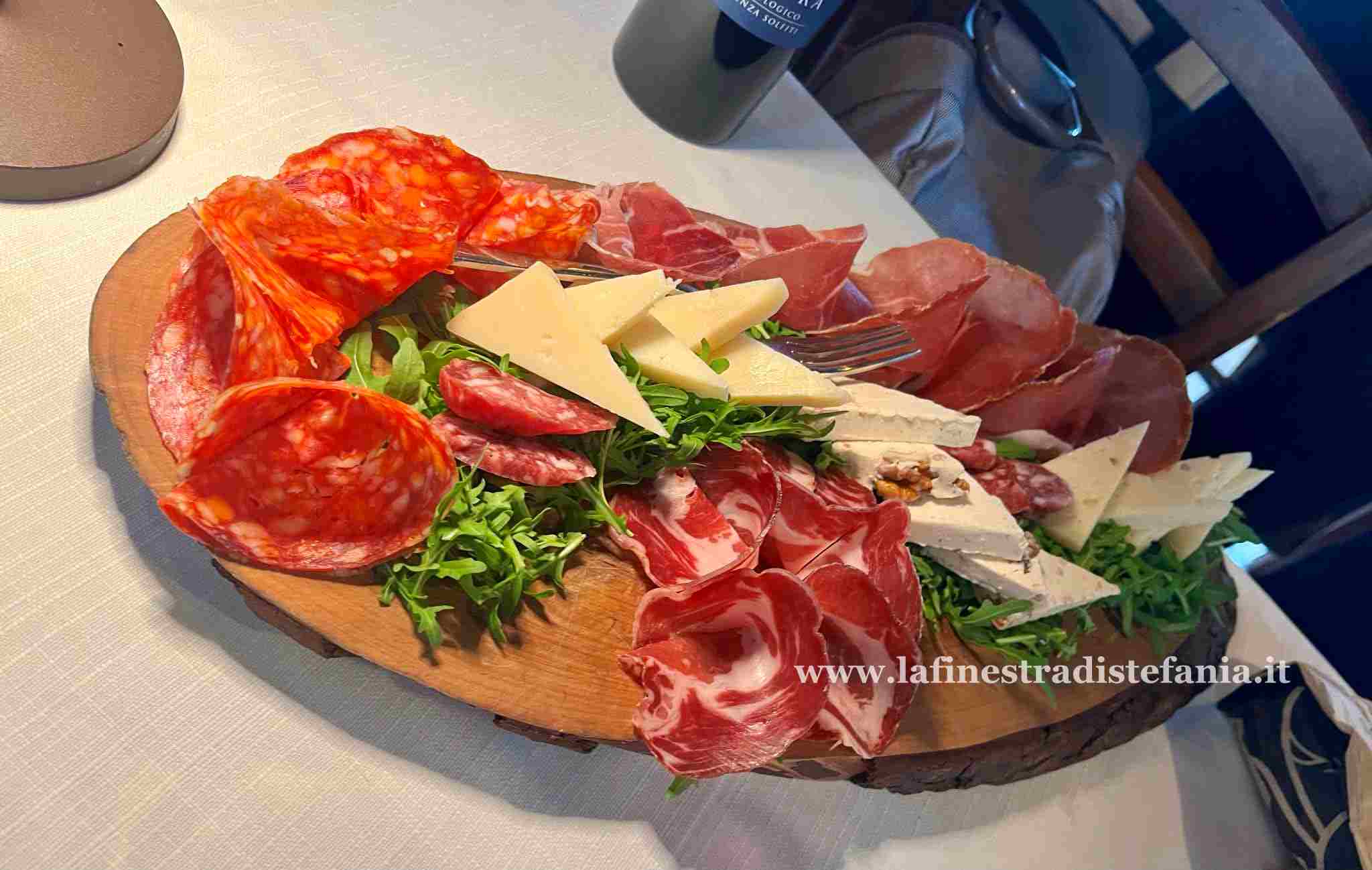 piatto con salumi e formaggi tipici abruzzesi