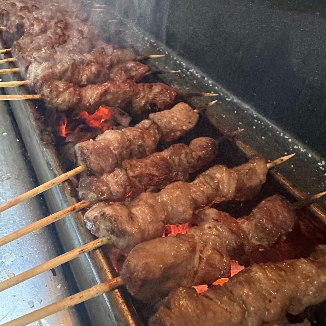 Arrosticini abruzzesi artigianali cotti alla brace serviti nel coccino di ceramica a Chieti