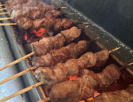 Arrosticini abruzzesi artigianali cotti alla brace serviti nel coccino di ceramica a Chieti