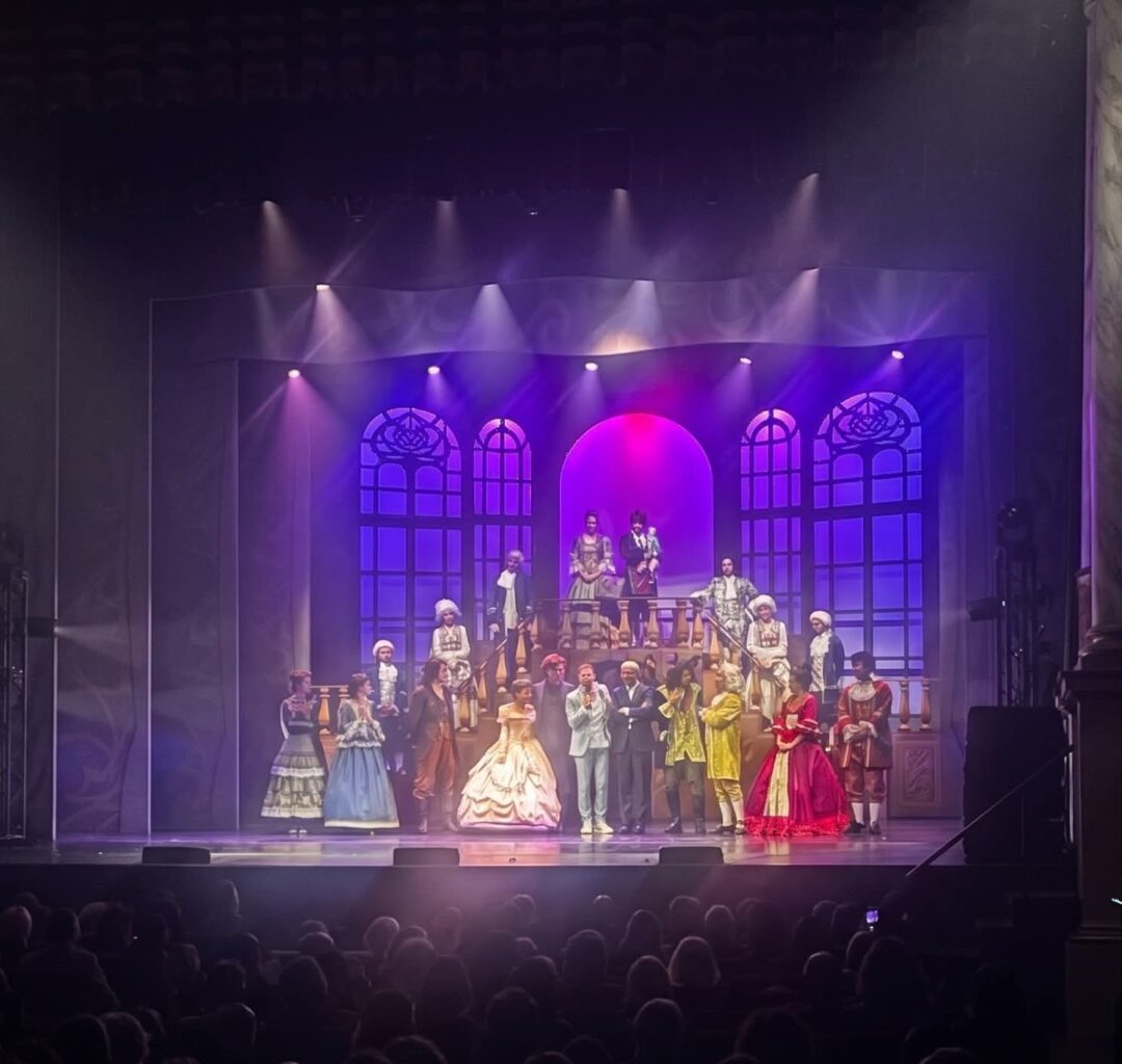 Cast di Belle e la Bestia Il Musical sul red carpet al Teatro dei Rinnovati di Siena con Aidap